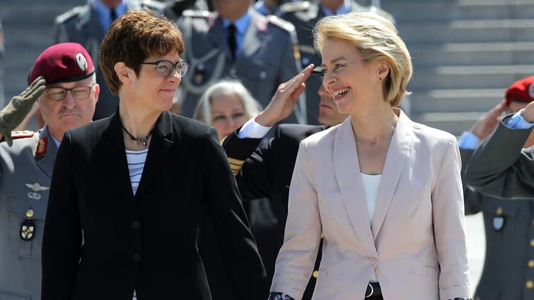 Kramp-Karrenbauer und von der Leyen: ein vielsagendes Lachen.
