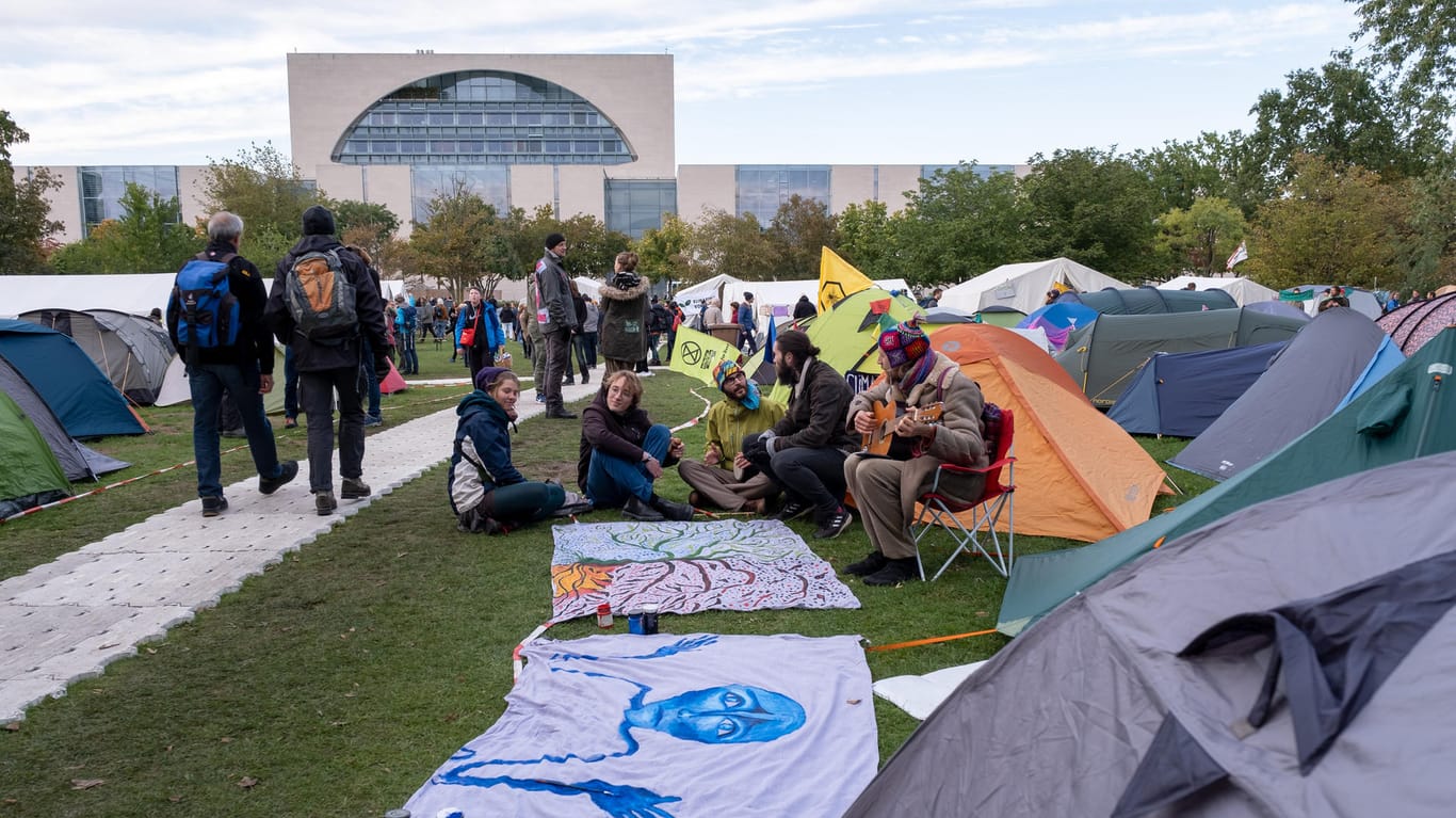Extinction Rebellion Camp: Über zweitausend Aktivisten kampieren vor dem Kanzleramt.