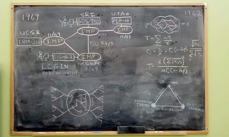 Das Foto zeigt eine Tafel in der Boelter Hall der kalifornischen Universität UCLA in Los Angeles mit Faksimiles einiger der Gleichungen und Schaltpläne, die 1969 zum Arpanet, dem ersten Netz im Internet, führten