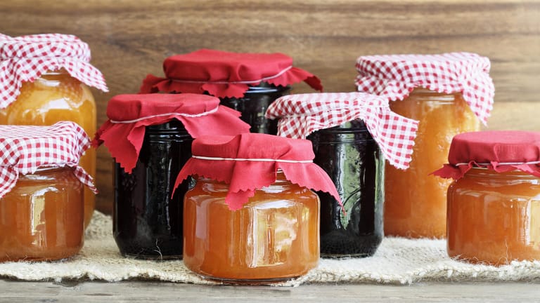 Marmelade: Die richtigen Tipps helfen vom Ernten bis zum Verspeisen dabei, die eigene Konfitüre lange zu genießen.