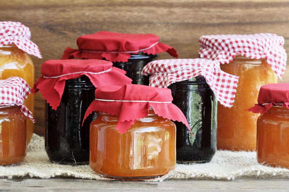 Marmelade: Die richtigen Tipps helfen vom Ernten bis zum Verspeisen dabei, die eigene Konfitüre lange zu genießen.