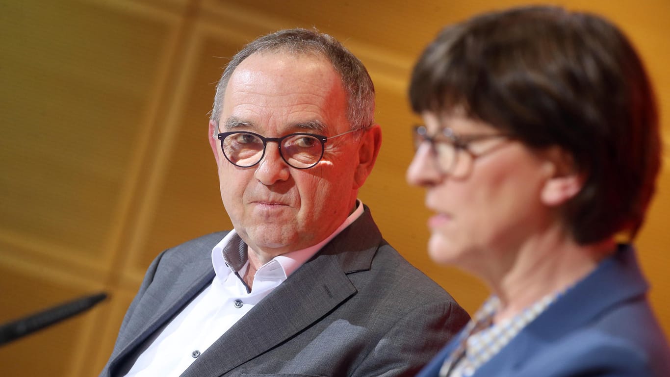 Saskia Esken (r) und Norbert Walter-Borjans, beide SPD-Vorsitzende, geben im Willy-Brandt-Haus ein Statement zur Bürgerschaftswahl in Hamburg ab.