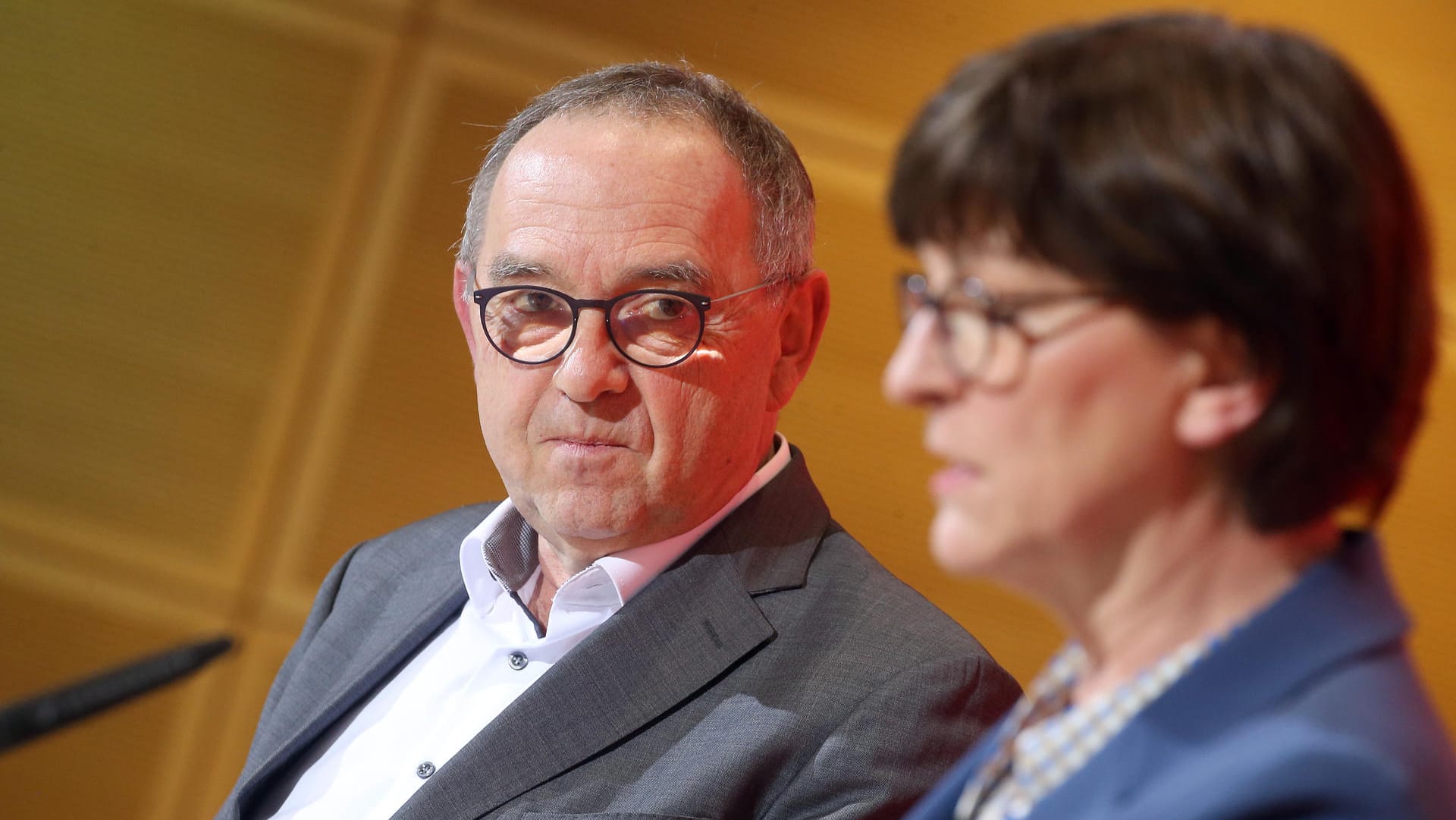 Saskia Esken (r) und Norbert Walter-Borjans, beide SPD-Vorsitzende, geben im Willy-Brandt-Haus ein Statement zur Bürgerschaftswahl in Hamburg ab.