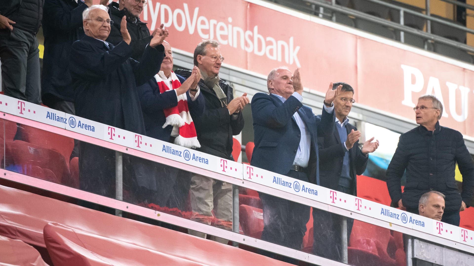 Allianz Arena ohne Zuschauer, aber mit VIP-Publikum. Zu nah und ohne Maske: Edmund Stoiber, ehemaliger CSU-Vorsitzender (l-r), Walter Mennekes, zweiter Vizepräsident vom FC Bayern München, Dieter Mayer, Vizepräsident vom FC Bayern München, Uli Hoeneß, Aufsichtsratsmitglied und Ehrenpräsident vom FC Bayern, Herbert Hainer, Vereinspräsident vom FC Bayern, Jochen Schneider, Sportvorstand des FC Schalke 04.