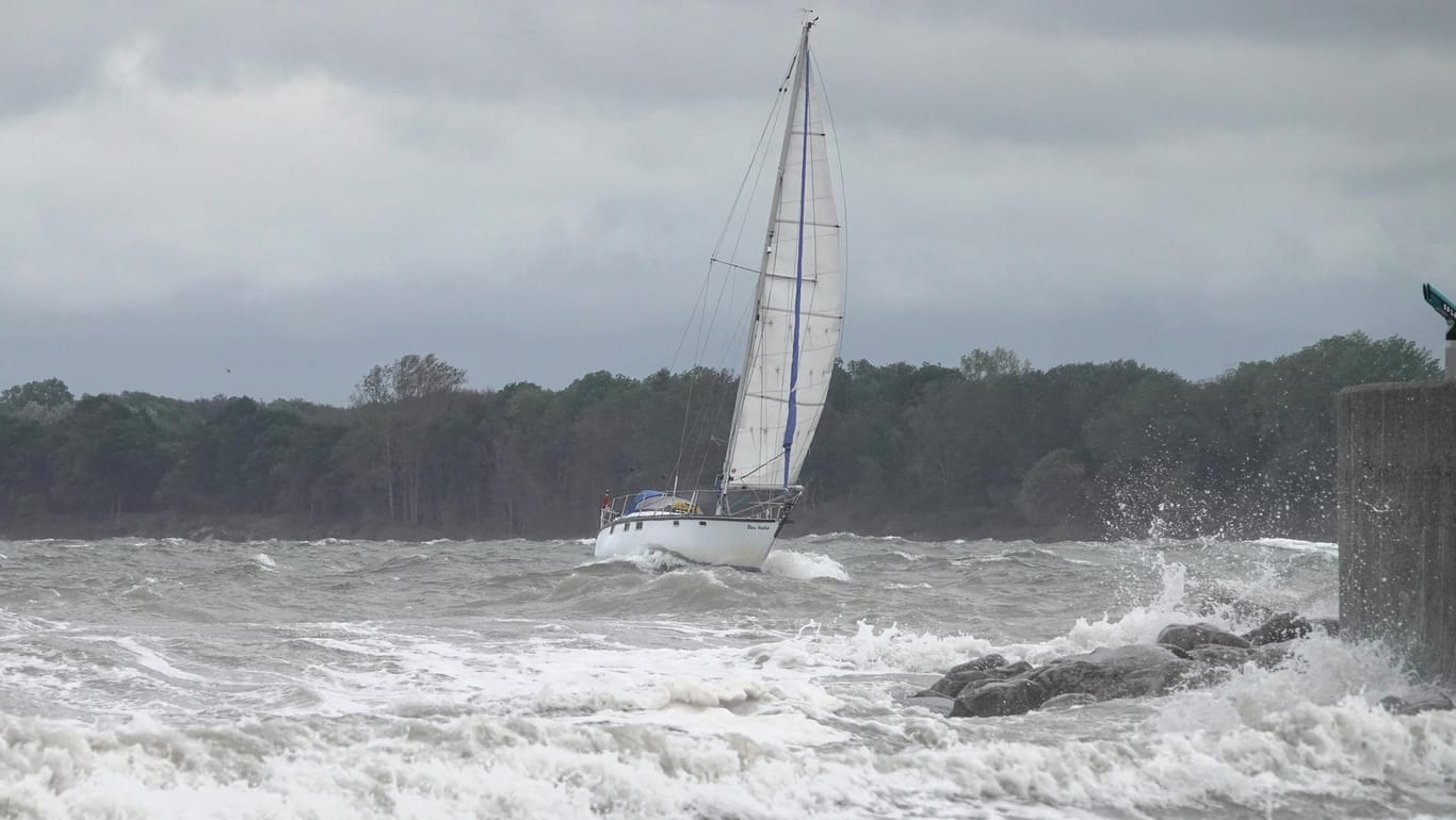 Ein Segelschiff fährt bei Wellengang in der Bucht von Travemünde. Für die gesamte deutsche Ostseeküste ist ab Mittwochnachmittag eine Sturmflut angekündigt.
