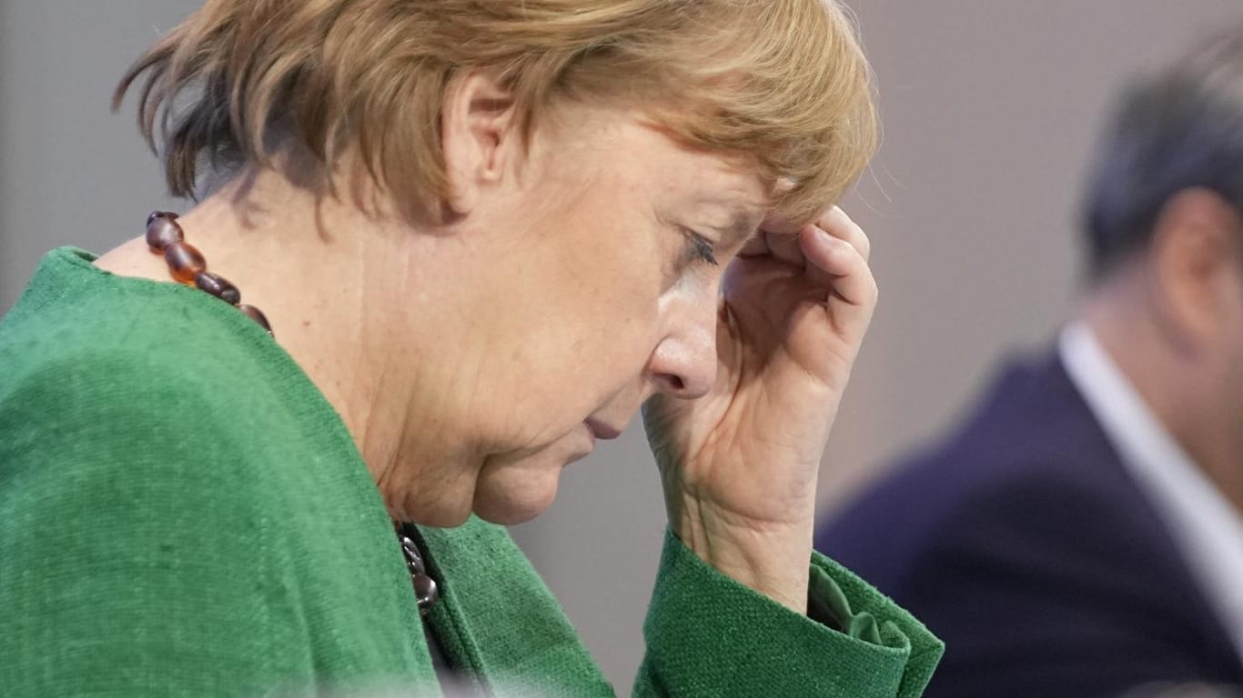 Angela Merkel steht die Erschöpfung ins Gesicht geschrieben.