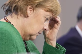Angela Merkel steht die Erschöpfung ins Gesicht geschrieben.