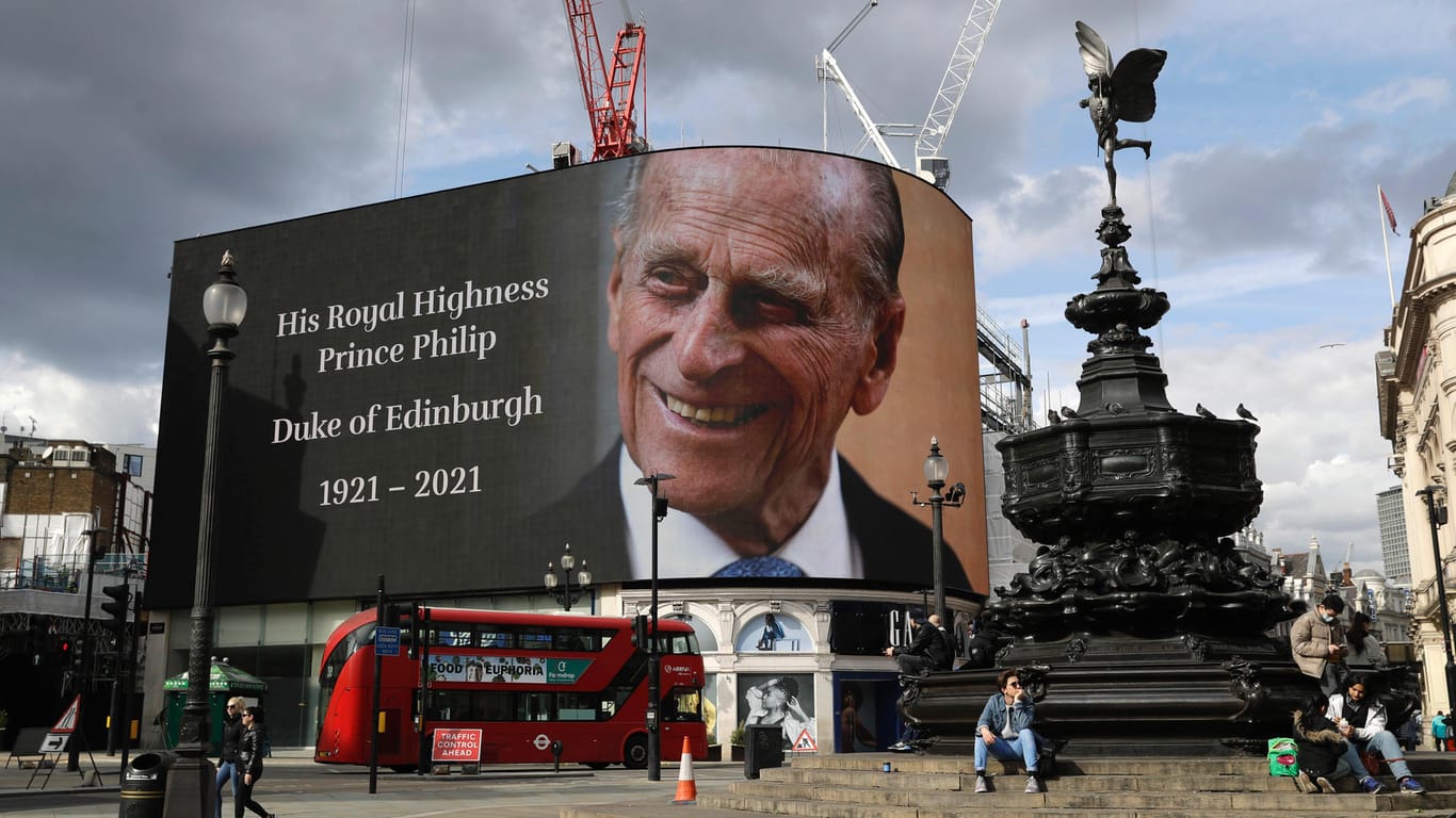 Gedenken an Prinz Philip am Piccadilly Circus in London.