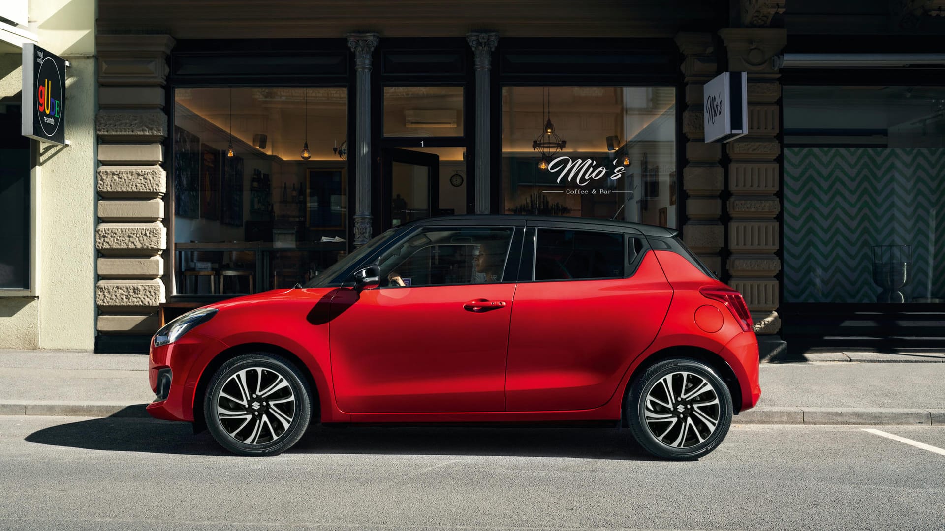 Suzuki Swift: Wie an allen japanischen Autos mit Verbrennungsmotor, ist sein Tankstutzen links.