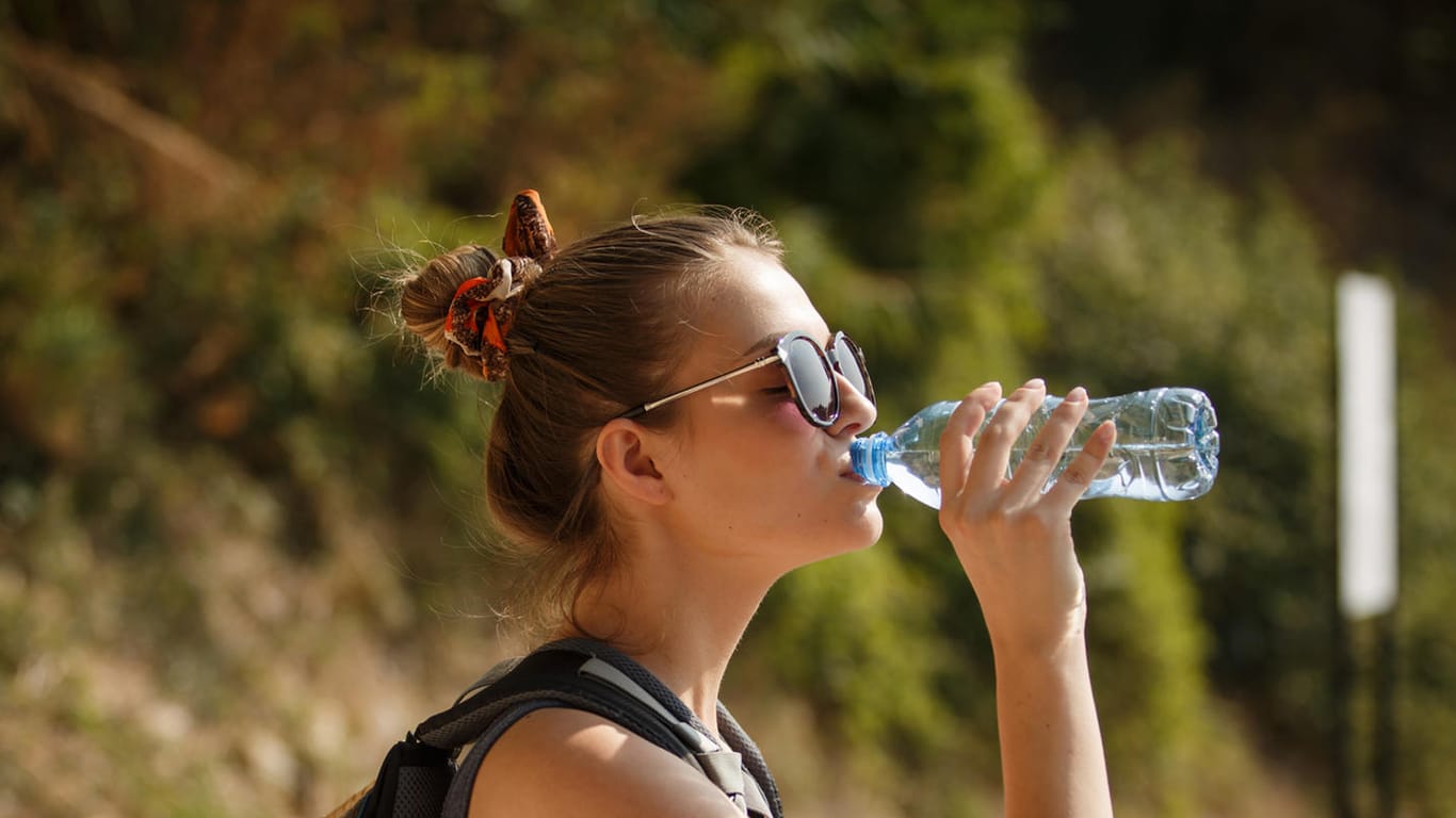 Bei Hitze ist es besonders wichtig, ausreichend zu trinken. Der Körper verliert durchschnittlich zwei Liter Wasser am Tag. Um nicht zu dehydrieren, sollten Sie daher drei Liter Flüssigkeit zu sich nehmen. So lassen sich auch Schwindel und Konzentrationsstörungen vermeiden.