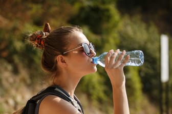 Bei Hitze ist es besonders wichtig, ausreichend zu trinken. Der Körper verliert durchschnittlich zwei Liter Wasser am Tag. Um nicht zu dehydrieren, sollten Sie daher drei Liter Flüssigkeit zu sich nehmen. So lassen sich auch Schwindel und Konzentrationsstörungen vermeiden.