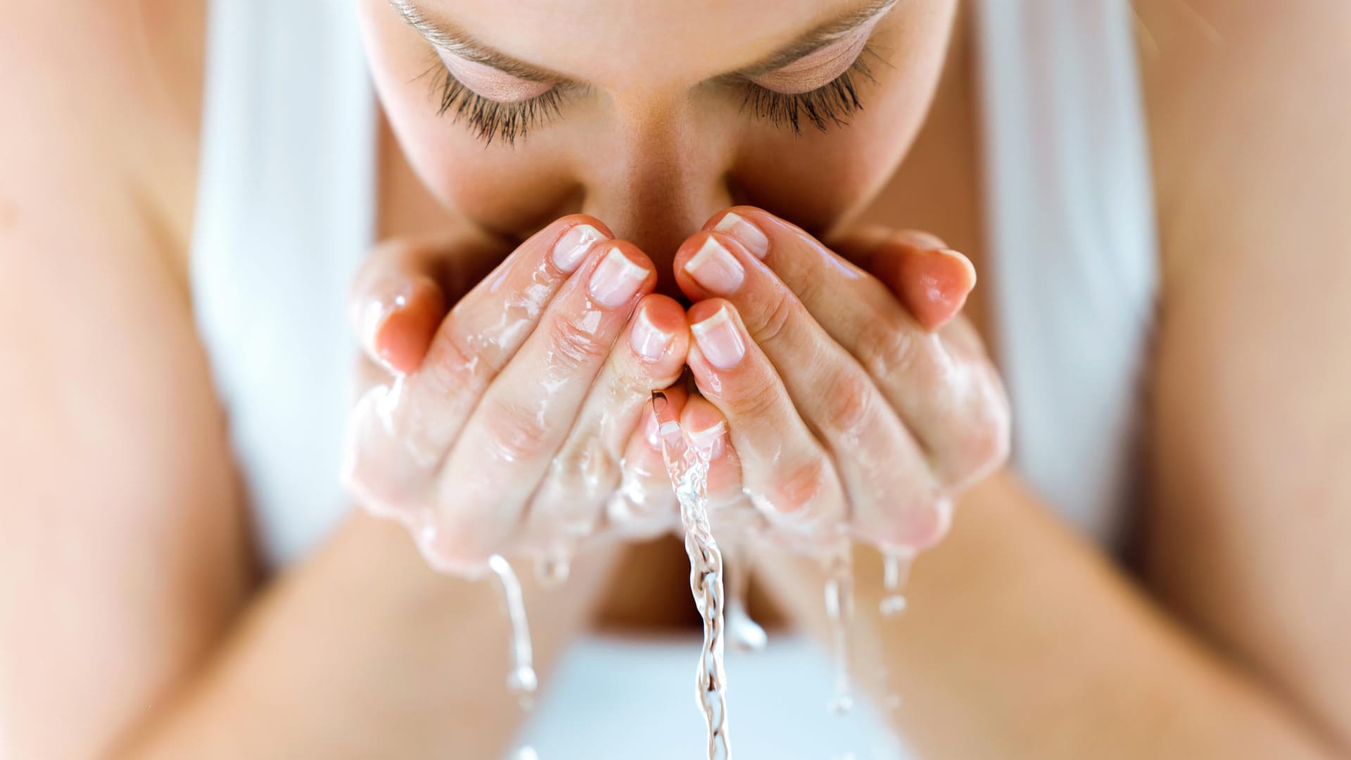 Wenn Sie sich im Büro befinden, sollten Sie sich ab und zu mal eine Erfrischung gönnen. Einfach ein bisschen Wasser ins Gesicht und auch auf die Arme unterstützt Ihren Körper dabei, mit der Hitze besser umzugehen. Das Befeuchten der Haut kann auch draußen helfen.