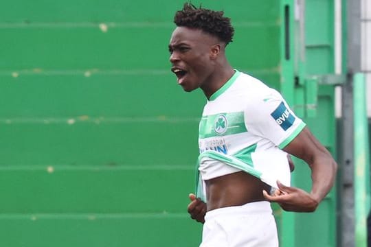 Hat seinen Vertrag in Fürth verlängert: Dickson Abiama.