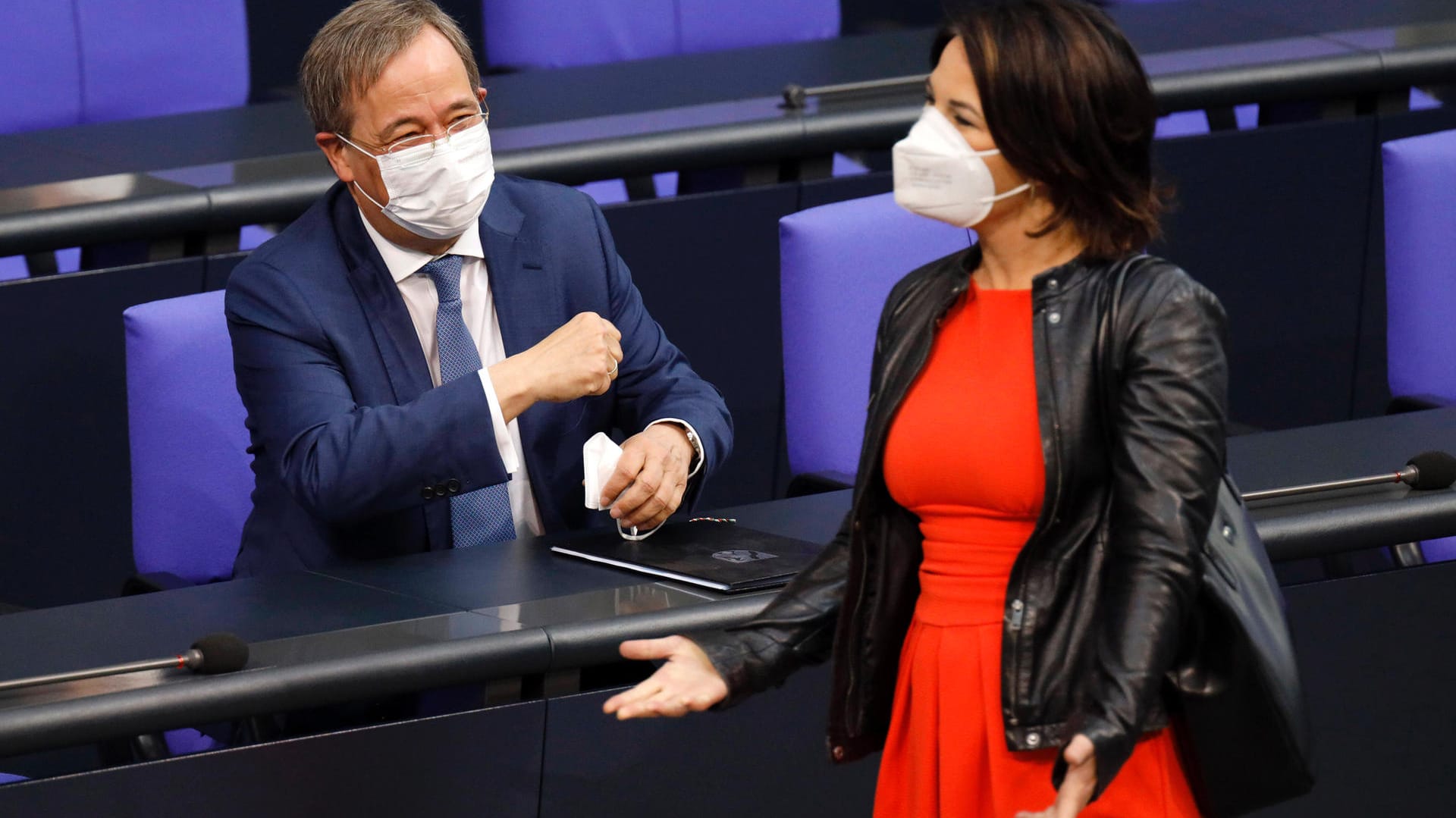 Duell mit Maske: Annalena Baerbock und Armin Laschet im Bundestag