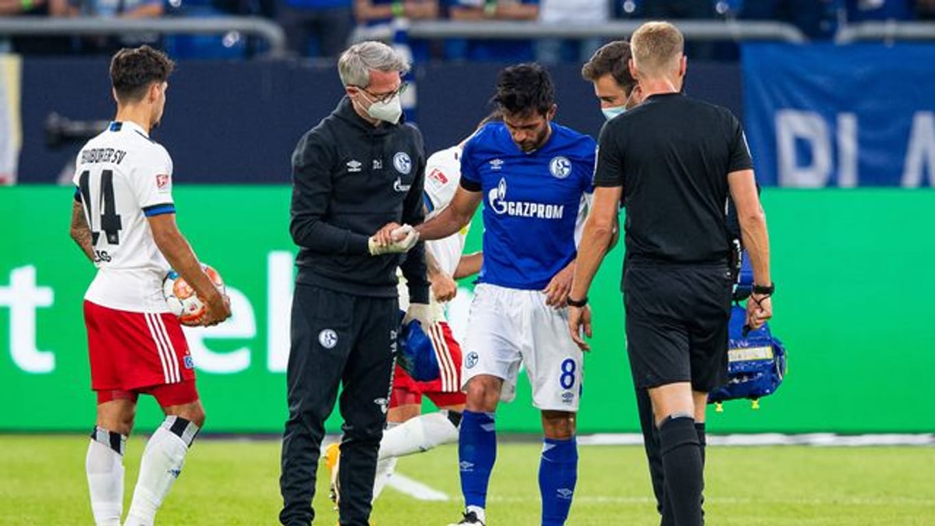 Schalkes Danny Latza (M) hat sich beim Zweitliga-Auftakt verletzt.