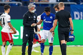 Schalkes Danny Latza (M) hat sich beim Zweitliga-Auftakt verletzt.