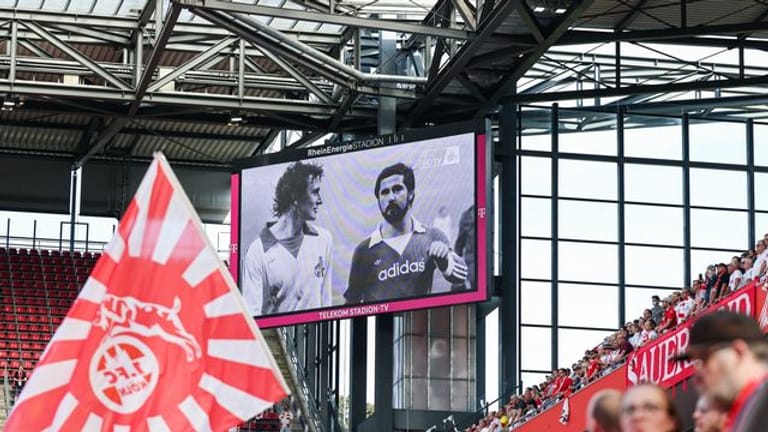 Blick in das Kölner Stadion bei einer Gedenkminute für Gerd Müller.