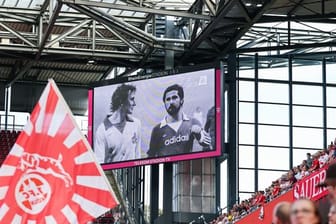 Blick in das Kölner Stadion bei einer Gedenkminute für Gerd Müller.