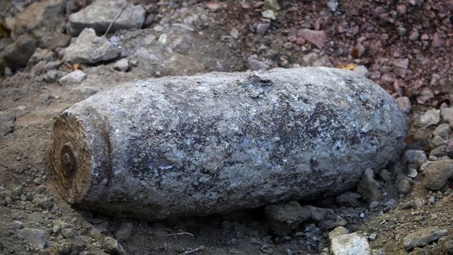 Eine entschärfte Weltkriegsbombe liegt in einer Baustelle Eine entschärfte Weltkriegsbombe liegt in einer Baustelle