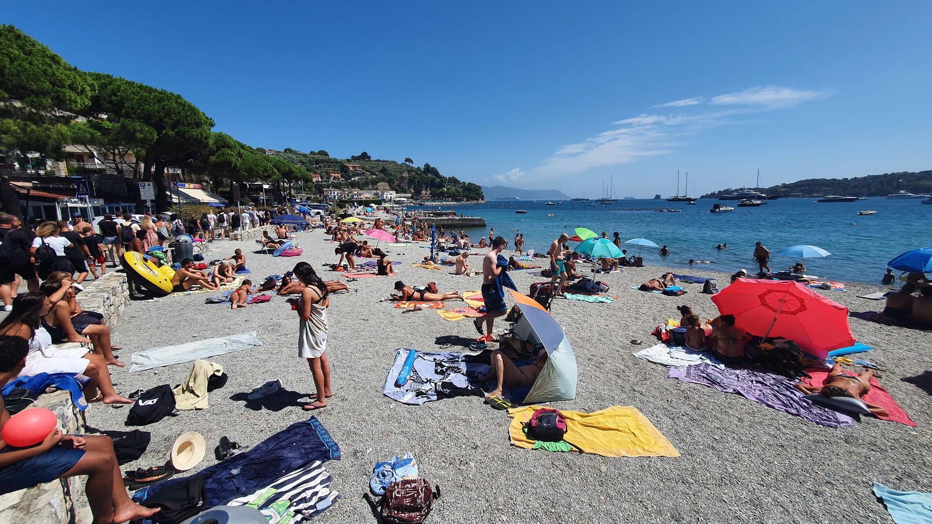 Badestrand in Italien, nahe La Spezia: Aktuell sinken die Infektionszahlen in Italien.