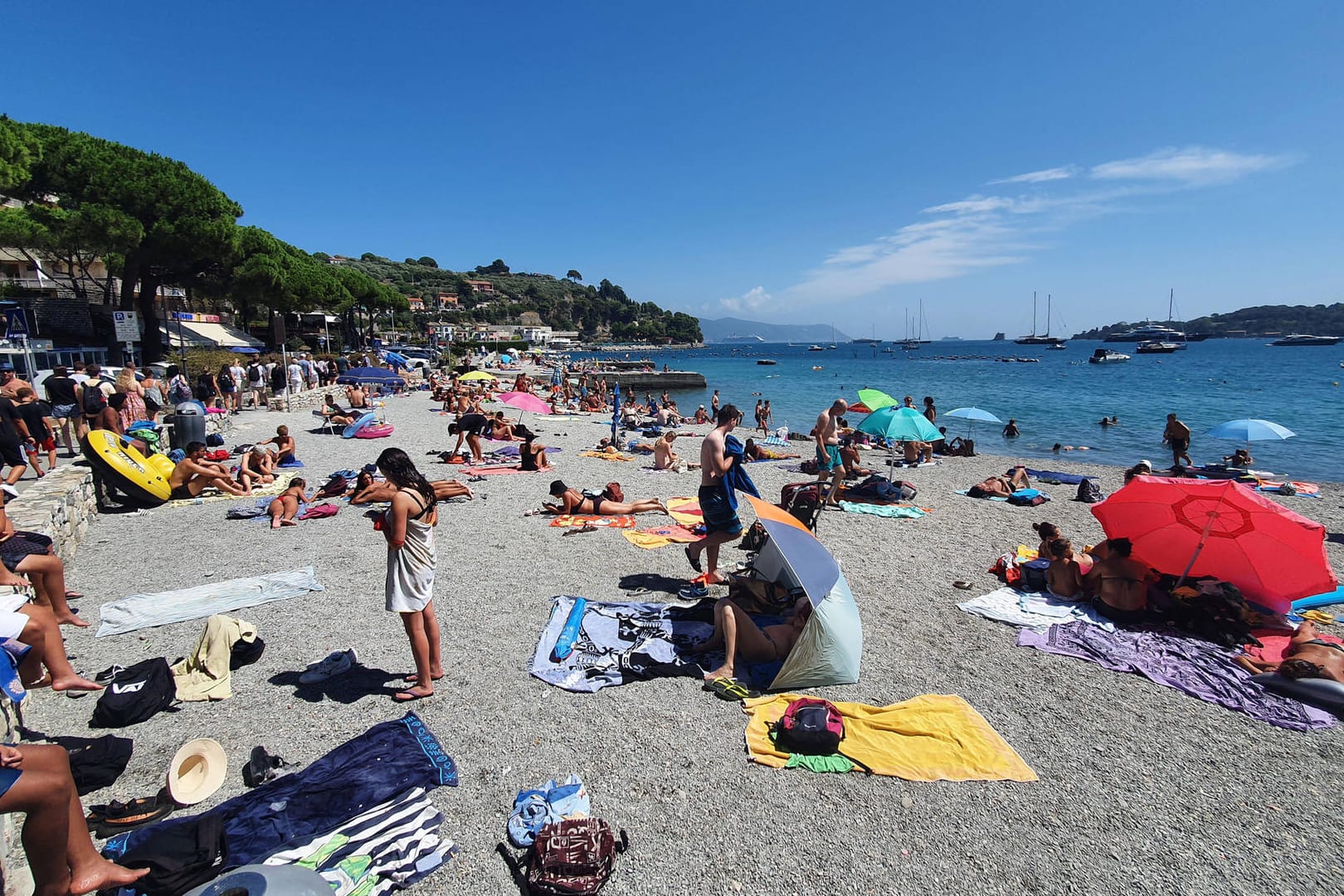 Badestrand in Italien, nahe La Spezia: Aktuell sinken die Infektionszahlen in Italien.