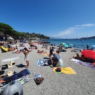 Badestrand in Italien, nahe La Spezia: Aktuell sinken die Infektionszahlen in Italien.