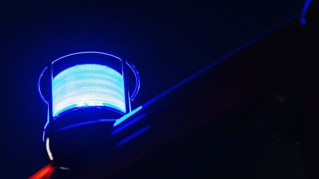 Das Blaulicht leuchtet auf dem Dach eines Feuerwehrfahrzeugs