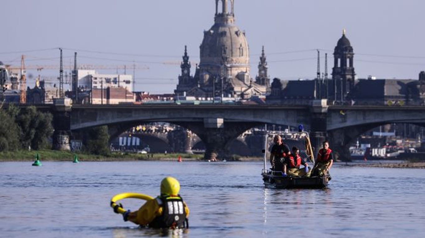 Polizei und Feuerwehr suchen Elbe nach Menschen ab