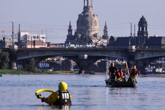 Polizei und Feuerwehr suchen Elbe nach Menschen ab
