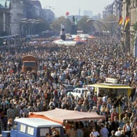 Tausende Berliner feiern die Wiedervereinigung auf den Straßen: Der Tag der Deutschen Einheit jährt sich zum 31. Mal.