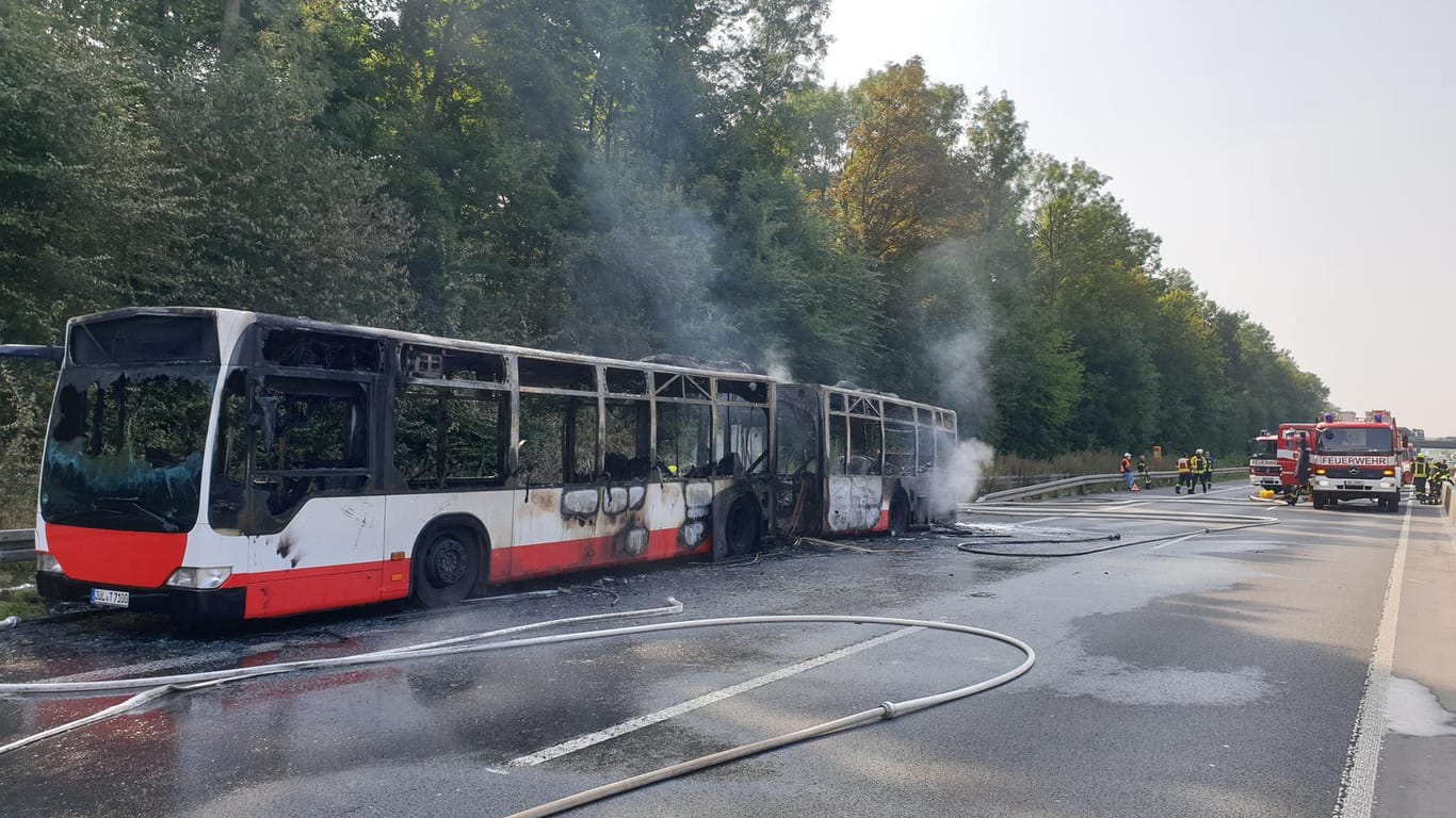 Der ausgebrannte Bus auf der Autobahn: Die Feuerwehr Neuss ist vor Ort.