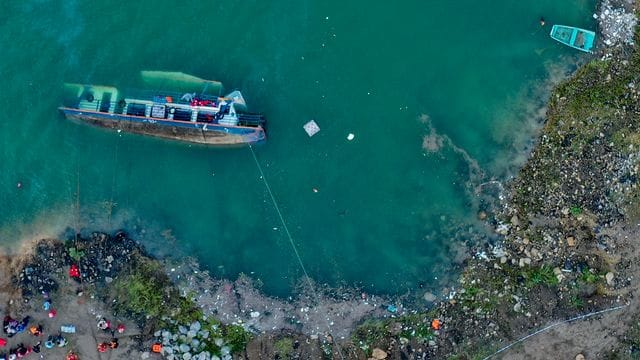 Das gekenterte Schiff im Zangke-Fluss.