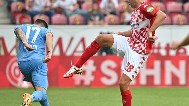 Der FSV Mainz 05 muss zumindest vorerst auf seinen Stürmer Adam Szalai verzichten. Der FSV Mainz 05 muss zumindest vorerst auf seinen Stürmer Adam Szalai verzichten.