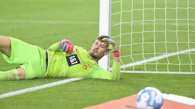 Dortmunds Torwart Gregor Kobel blickt dem Ball hinterher.
