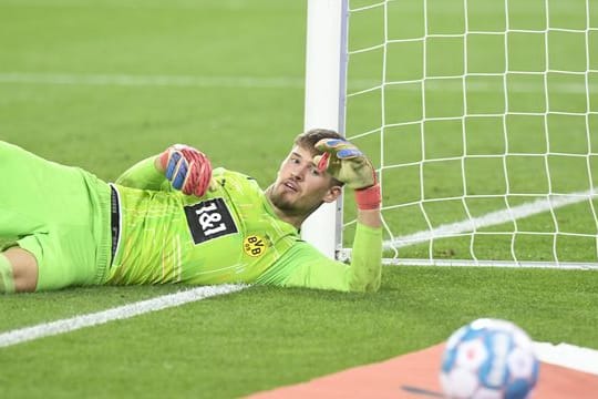 Dortmunds Torwart Gregor Kobel blickt dem Ball hinterher.
