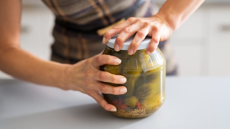 Ein festsitzender Deckel auf dem Gurkenglas: Kennen Sie die besten Küchen-Lifehacks?