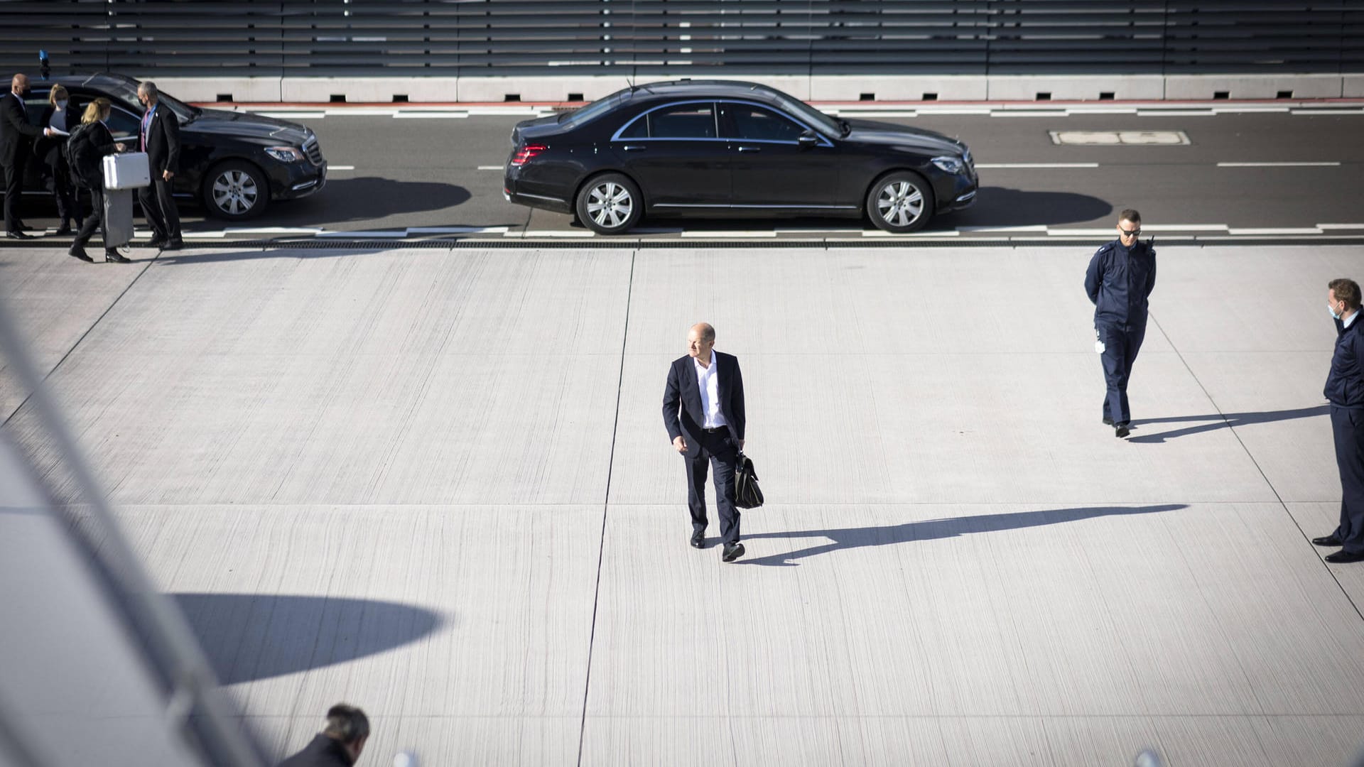 Wir müssen los: Olaf Scholz am Berliner Flughafen.