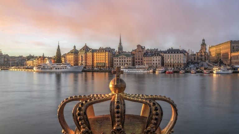 Gilgekrönte Krone auf der Skeppsholmsbron-Brücke in Stockholm