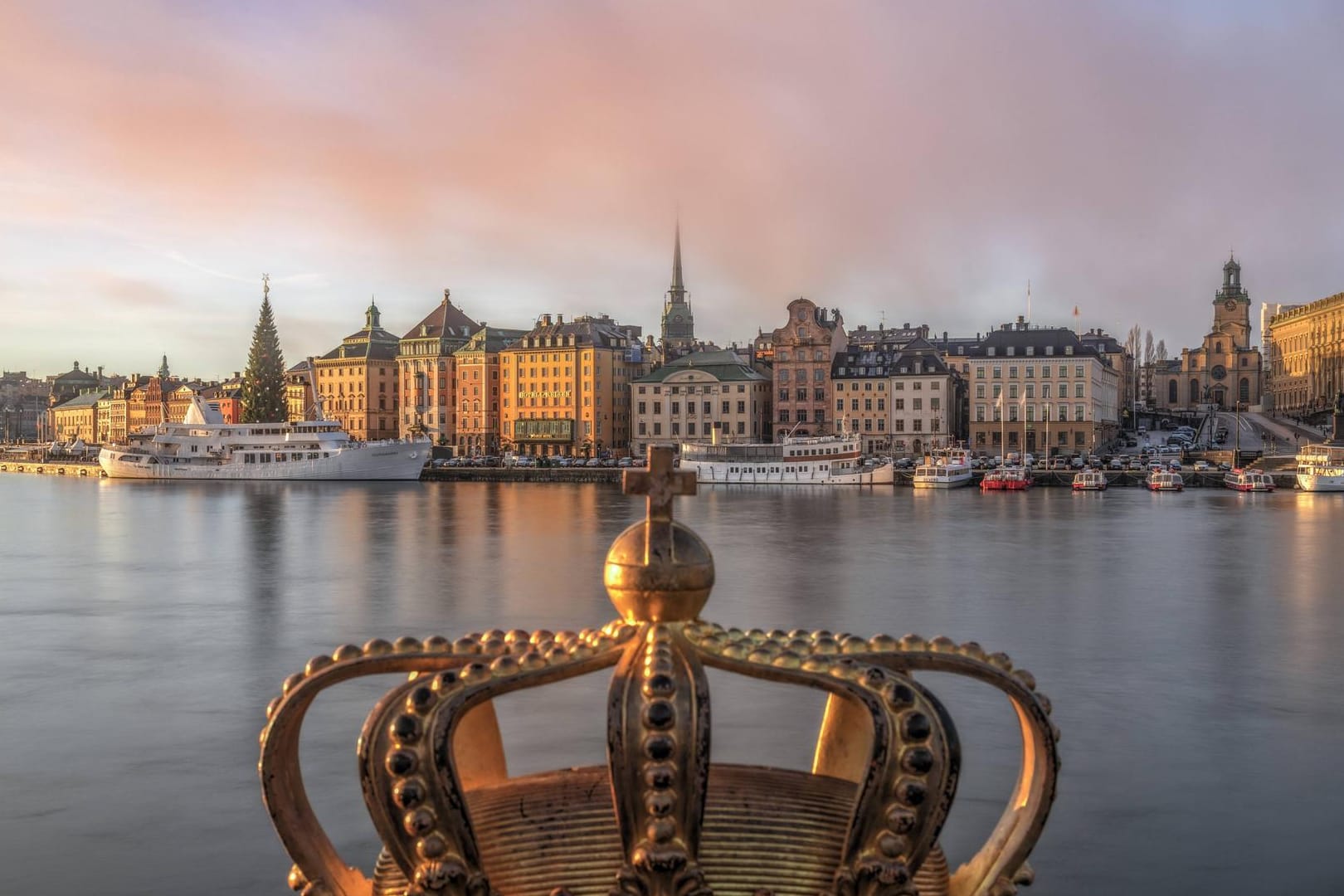 Gilgekrönte Krone auf der Skeppsholmsbron-Brücke in Stockholm