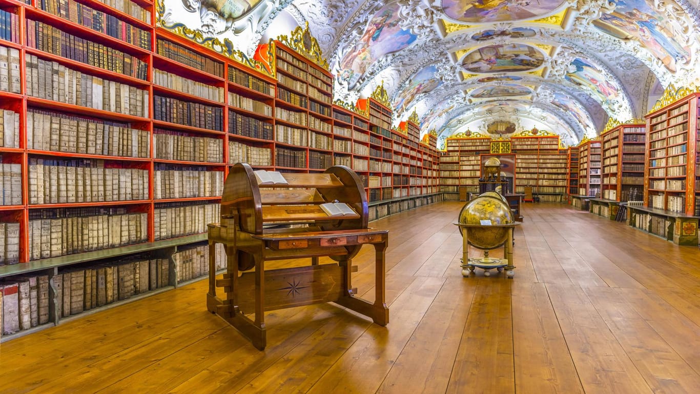 Der Saal der Theologie der historischen Bibliothek im Kloster Strahov auf der Prager Burg birgt viele literarische Schätze.