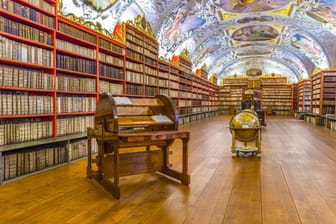 Der Saal der Theologie der historischen Bibliothek im Kloster Strahov auf der Prager Burg birgt viele literarische Schätze.