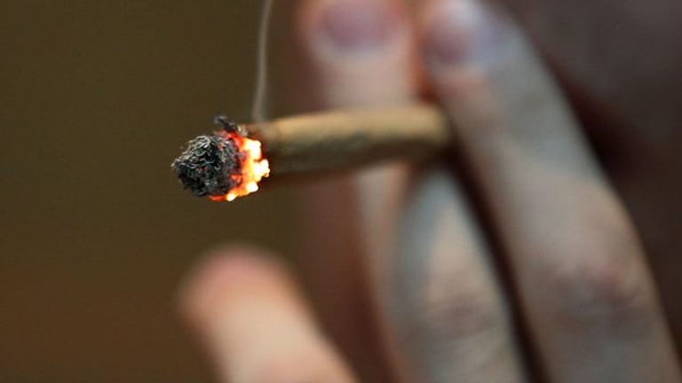Cannabis-Konsum: Junge Menschen sind laut einer Umfrage für die Legalisierung von Cannabis.