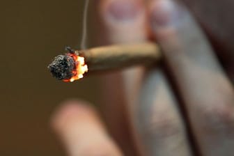 Cannabis-Konsum: Junge Menschen sind laut einer Umfrage für die Legalisierung von Cannabis.