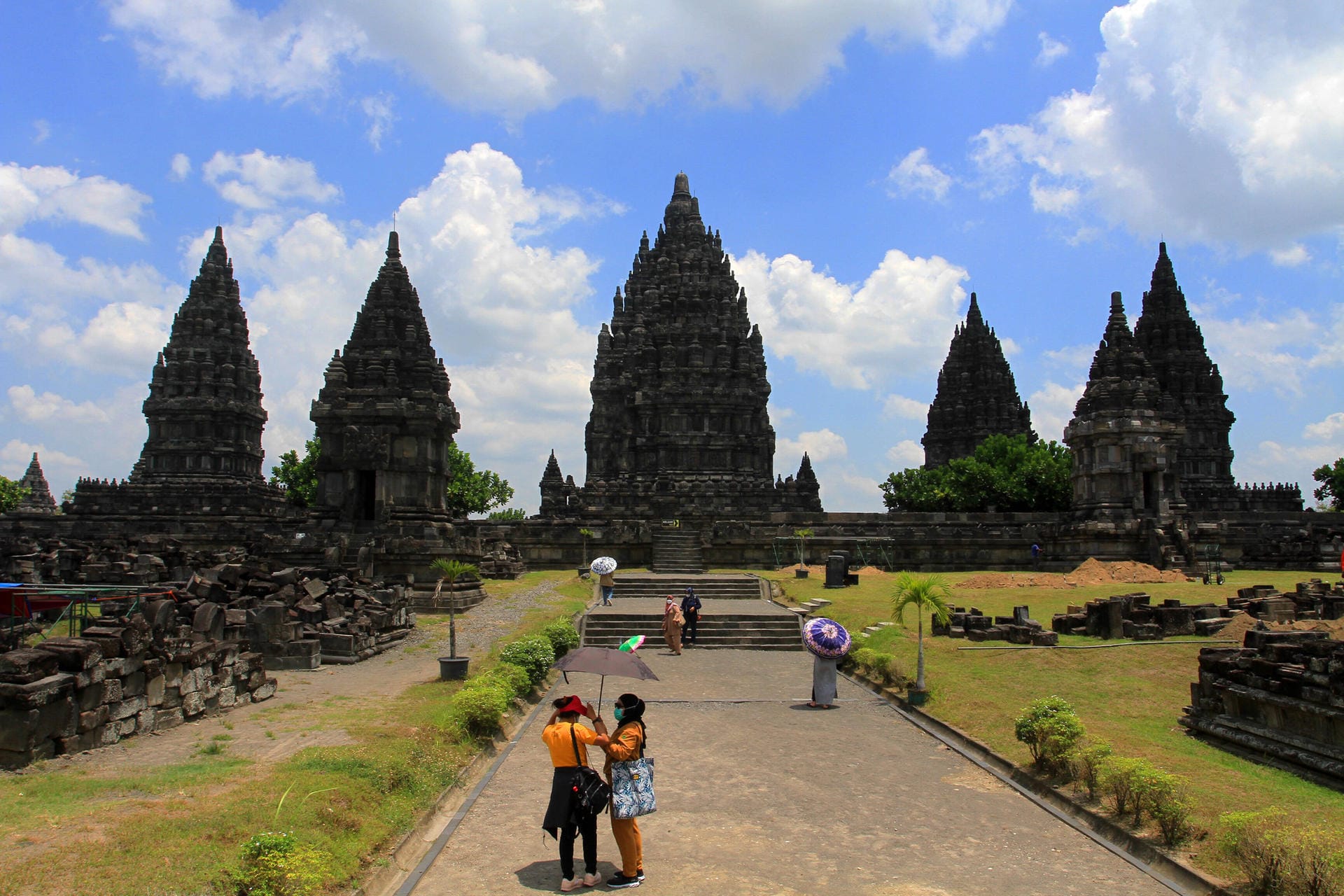 Indonesien, Prambanan Tempel: Touristen ist die Einreise weiterhin nicht gestattet, es werden keine Visa bei Einreise erteilt.