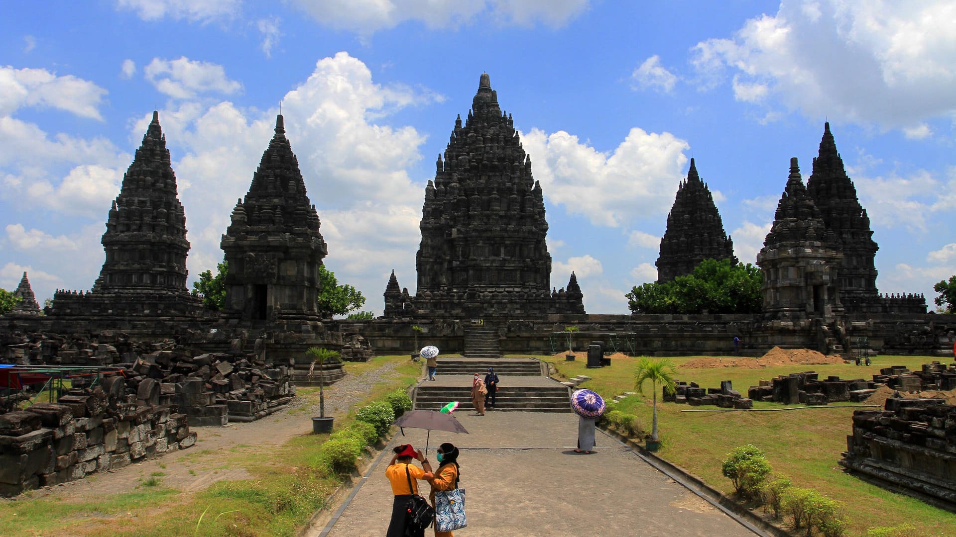 Indonesien, Prambanan Tempel: Touristen ist die Einreise weiterhin nicht gestattet, es werden keine Visa bei Einreise erteilt.