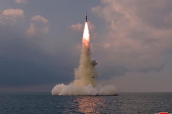 Aufnahmen von dem Test einer nordkoreanischen U-Bootrakete: Das Regime soll bereits zuvor sieben weitere Raketentests in diesem Jahr durchgeführt haben.