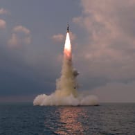 Aufnahmen von dem Test einer nordkoreanischen U-Bootrakete: Das Regime soll bereits zuvor sieben weitere Raketentests in diesem Jahr durchgeführt haben.