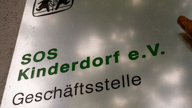 Das Logo und der Schriftzug "SOS Kinderdorf e. Das Logo und der Schriftzug "SOS Kinderdorf e.