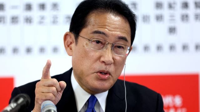 Japans Regierungschef Fumio Kishida in der LDP-Parteizentrale in Tokio. Japans Regierungschef Fumio Kishida in der LDP-Parteizentrale in Tokio.