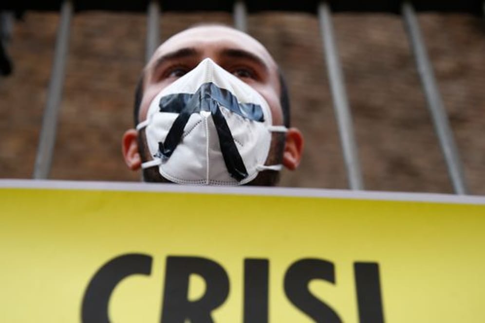 Ein Klimaaktivist mit einem Protestschild am Rande des G20-Gipfels in Rom.